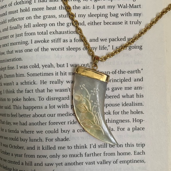 Vintage Jewelry - Vintage white marble tusk floral gold pendent necklace